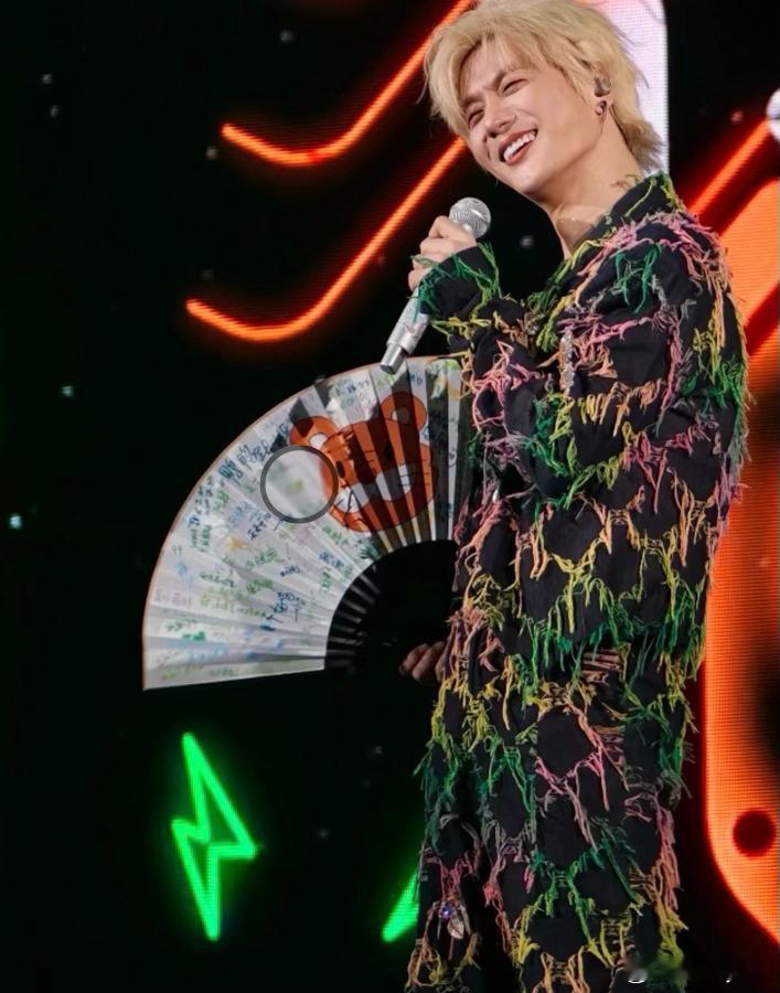陆虎我们和好了吧 看着他在台上又唱又跳，汗水顺着脸颊往下淌，突然觉得之前的别扭太