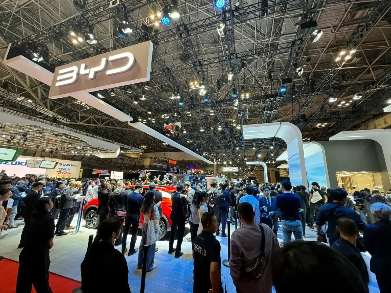 当比亚迪带着海豹海豚、腾势D9和最高端的仰望U8登录东京车展，并掀起巨大的浪潮以