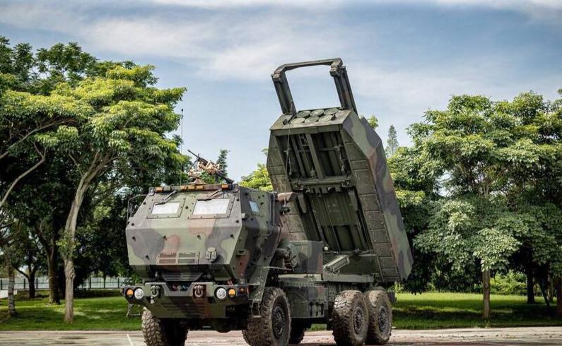 台军本轮增购的美国制造的海马斯远程火箭炮系统多达82门发射车、420发ATACM