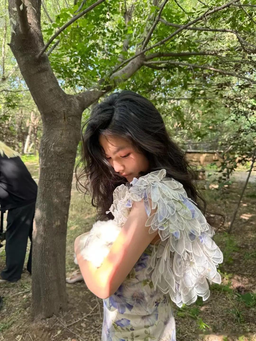 #王诗龄又拍杂志了# 李湘女儿时隔4个月回国拍杂志，王诗龄穿礼服亮相，侧脸像王岳