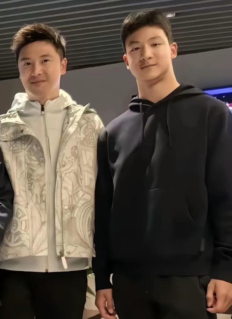 在线求白大褂解答！田亮儿子脖子跟头一样粗，看着太显眼了，到底咋回事啊？
田亮自己