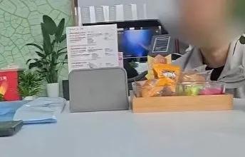 此事双方都有责任，不能单独怪其中的任何一方。男子如此频繁使用免费服务，而且还把饭