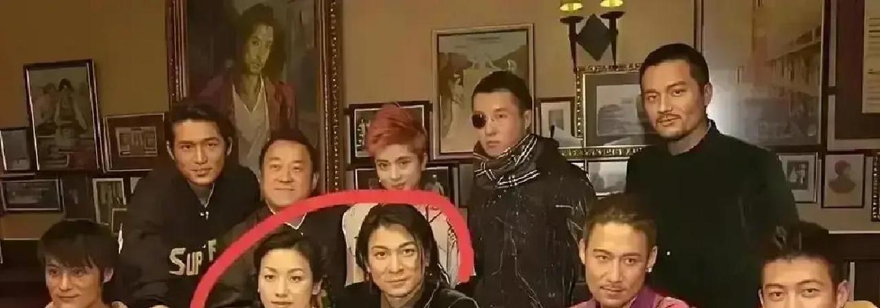 凌晨王菲点赞旧照，19年没删
 
李亚鹏周迅2001年拍戏生情，2003散伙。王