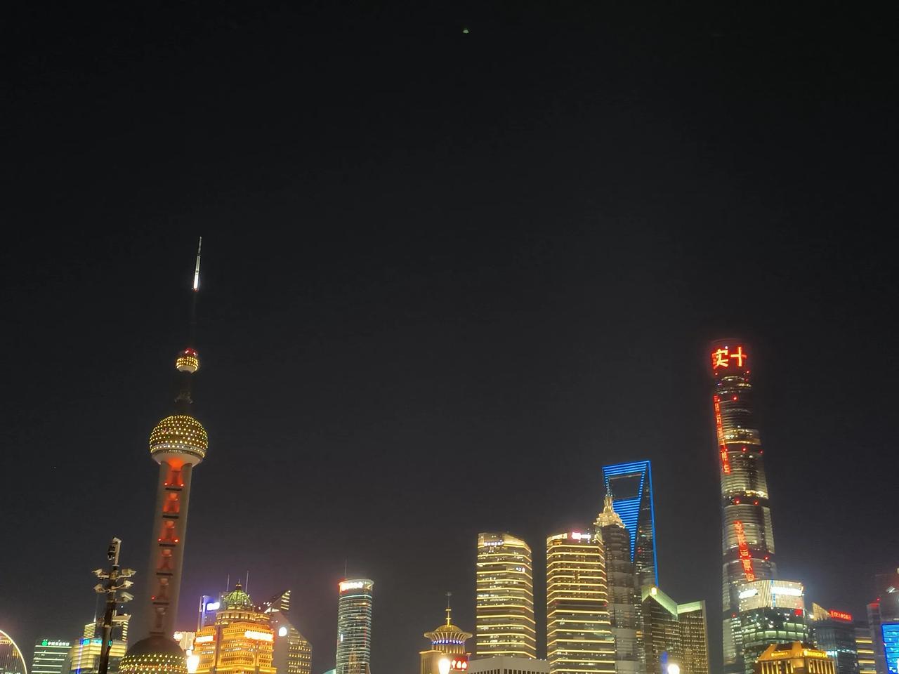 伫立风中，心伴花儿翩跹，岁月于我身旁悄然流逝。世界依旧熙攘，可我不再焦灼。我懂得