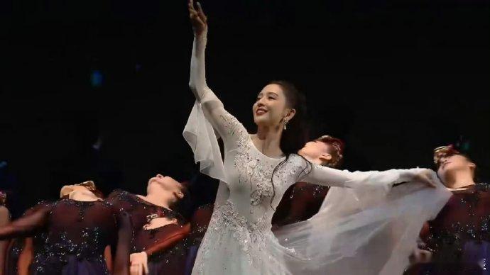 佟丽娅神女舞姿 佟丽娅一登场，整个舞台都活了！作为神女舞者，她的每一个转身都轻盈