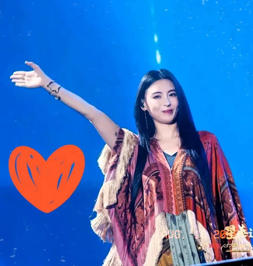 说真的，刷到张柏芝开演唱会，我这心里头五味杂陈。

打开视频一看，又是那首《星语