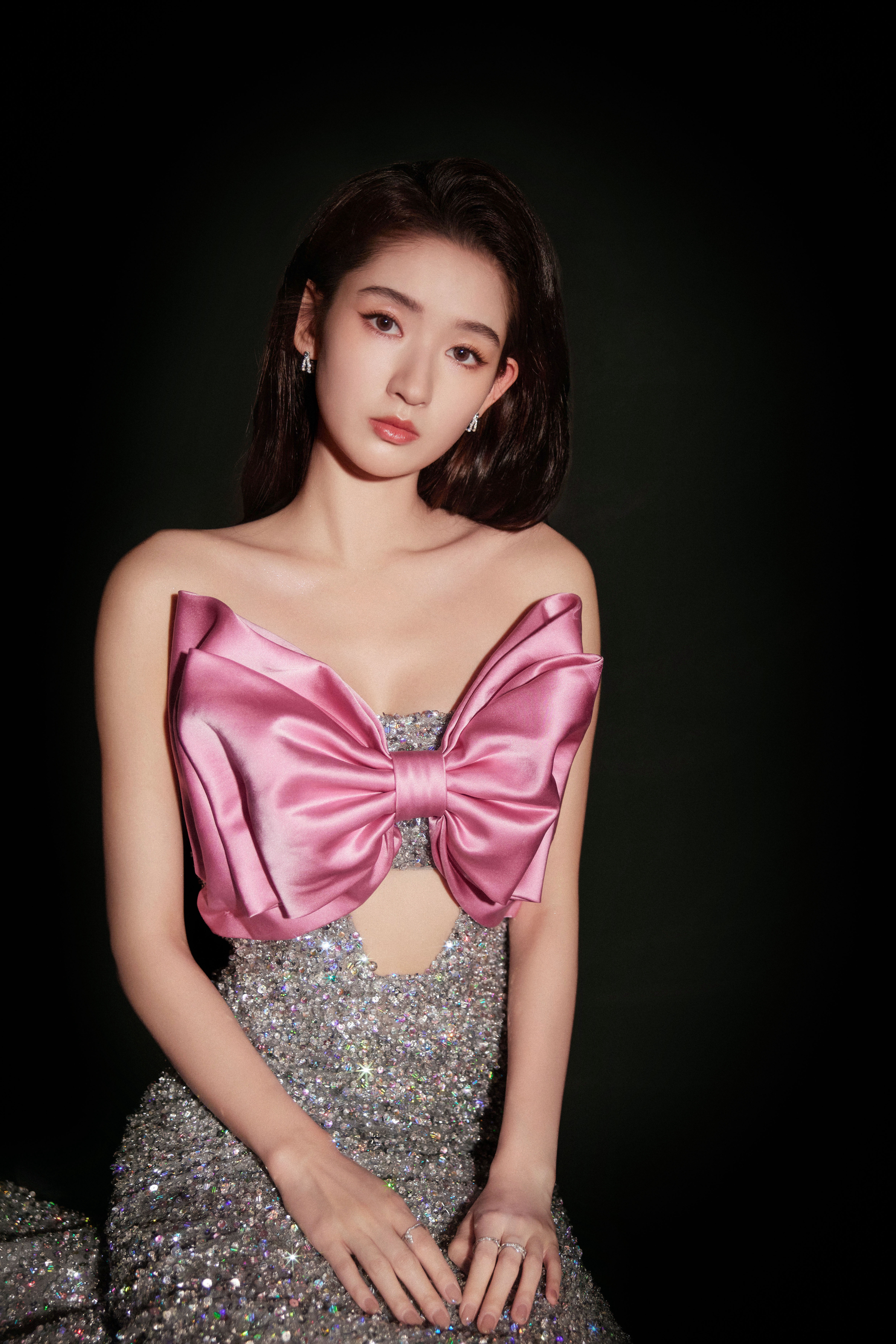 王玉雯  星光汇聚照亮夜晚，微风流转尽诉温柔。#王子奇王玉雯五年三搭的默契感# 