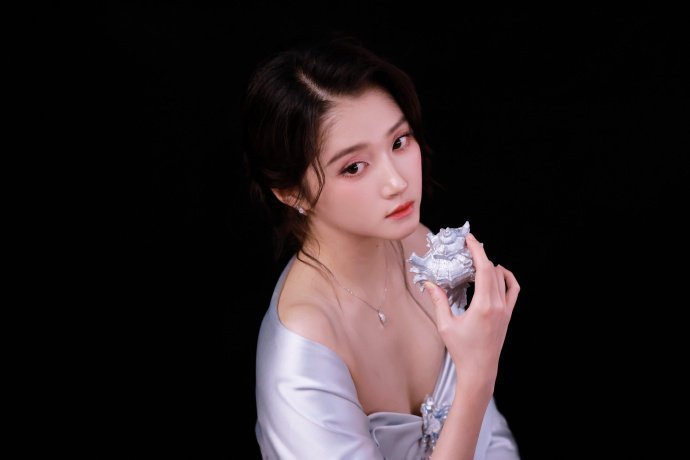 王牌对王牌Cody加分，银白色造型和黑色长裙这个反差感拉满[污][污][污]关晓