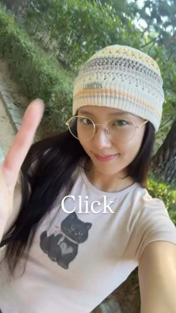 两人一起出去玩的吧 ​​​
