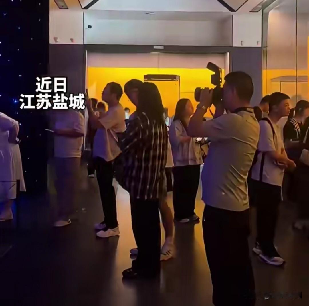 逛博物馆执意开闪光灯，一句“我是搞这个的”实在没说服力。
 
前段时间江苏盐城博