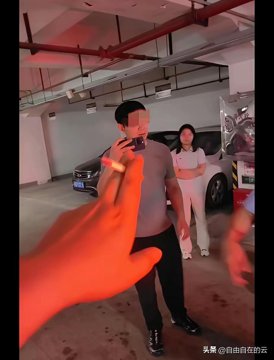 占车位事件里的关键人物，那个挡闵先生车子，一直帮女车主撑腰，不断在录像的那个男子