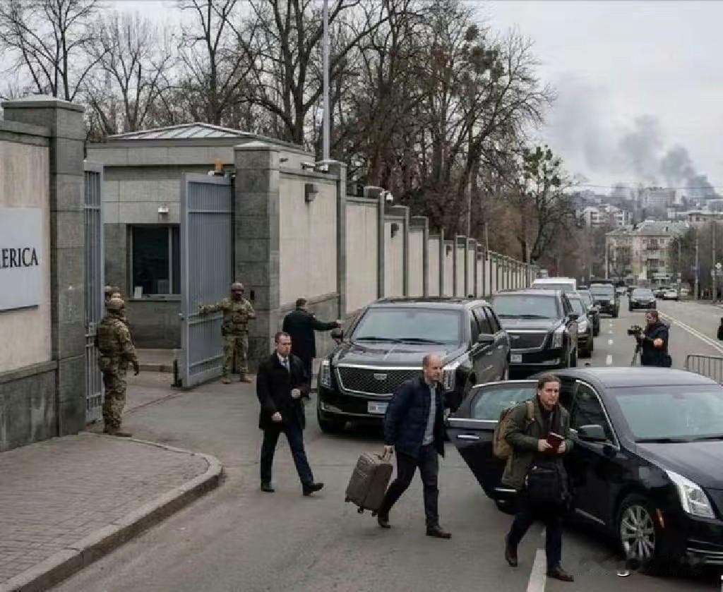 美国驻乌克兰基辅大使馆外交人员撤离了！（见下图）

  现场与局势解读如下：
 