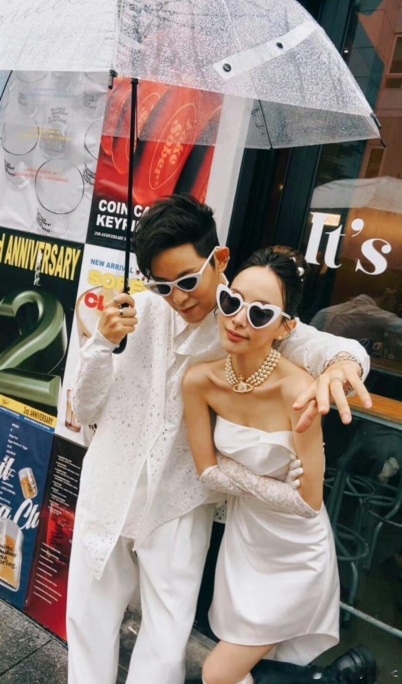 #敖犬与女友领结婚证#敖犬与小10岁女友领结婚证了，童年偶像结婚了#敖犬与小10