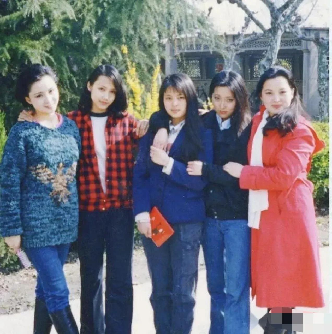 太高估自己了，五位美女漂亮是漂亮，好看是好看，喜欢是喜欢，可本尊一个也不识，她们