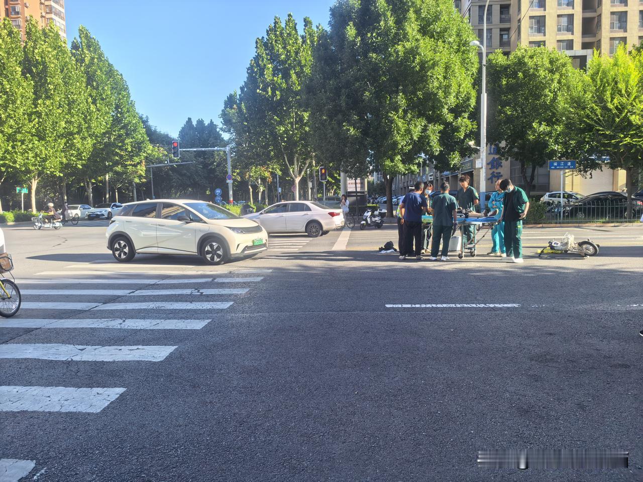 今天早高峰，石家庄闽江道与珠峰大街交叉口，这起事故看着就挺痛的。骑电动自行车的行