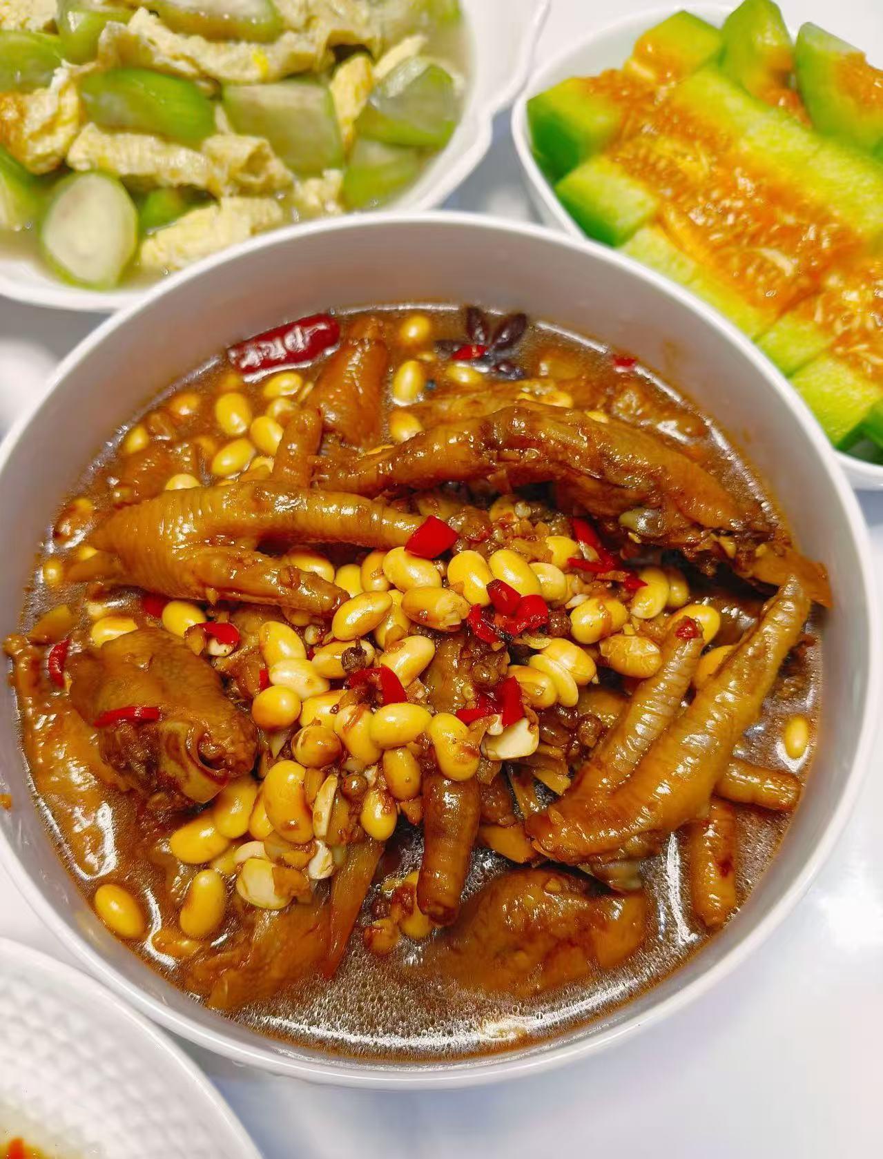 一盘香辣鸡爪配花生米，真开胃！