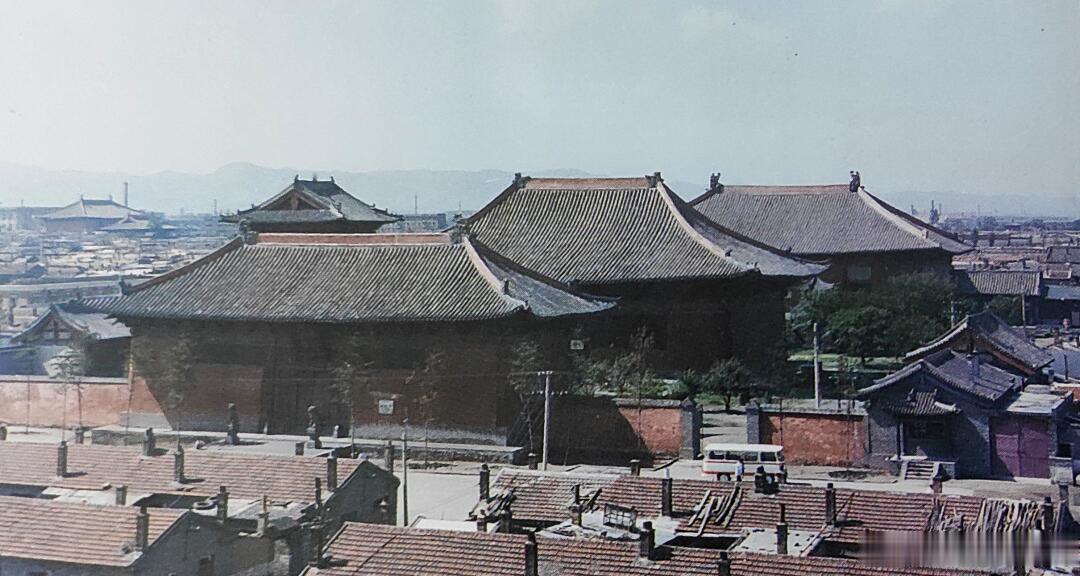 大同古城善化寺，远处可见华严寺大雄宝殿和薄伽教藏殿。 古建筑[超话]  