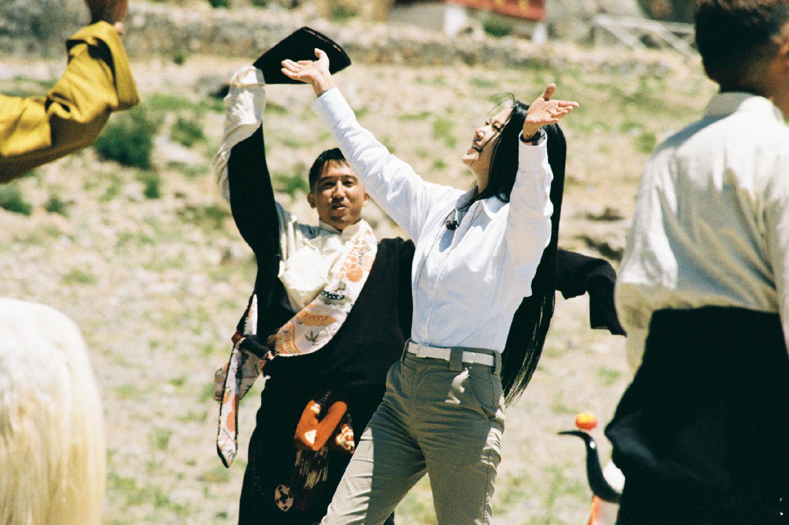 丁真官宣出演谭维维出品的音乐剧《此生必驾》 谭维维居然真的把丁真摇来了 