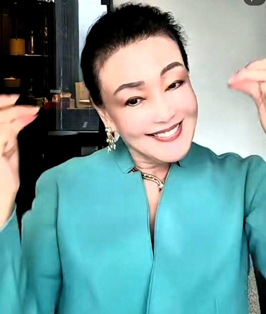 汪小菲他爹当年说去钓鲫鱼给张兰下奶，一去就是四十年。
张兰当年一个人拉扯汪小菲