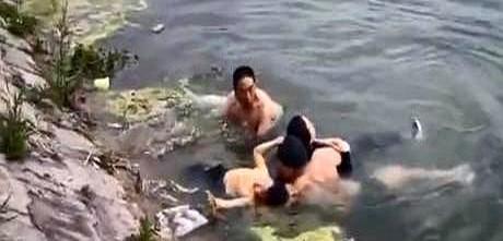 安徽蚌埠浍河边，下午5点20分，两串水花彻底打破了平静。
一个男孩洗手时脚底打滑