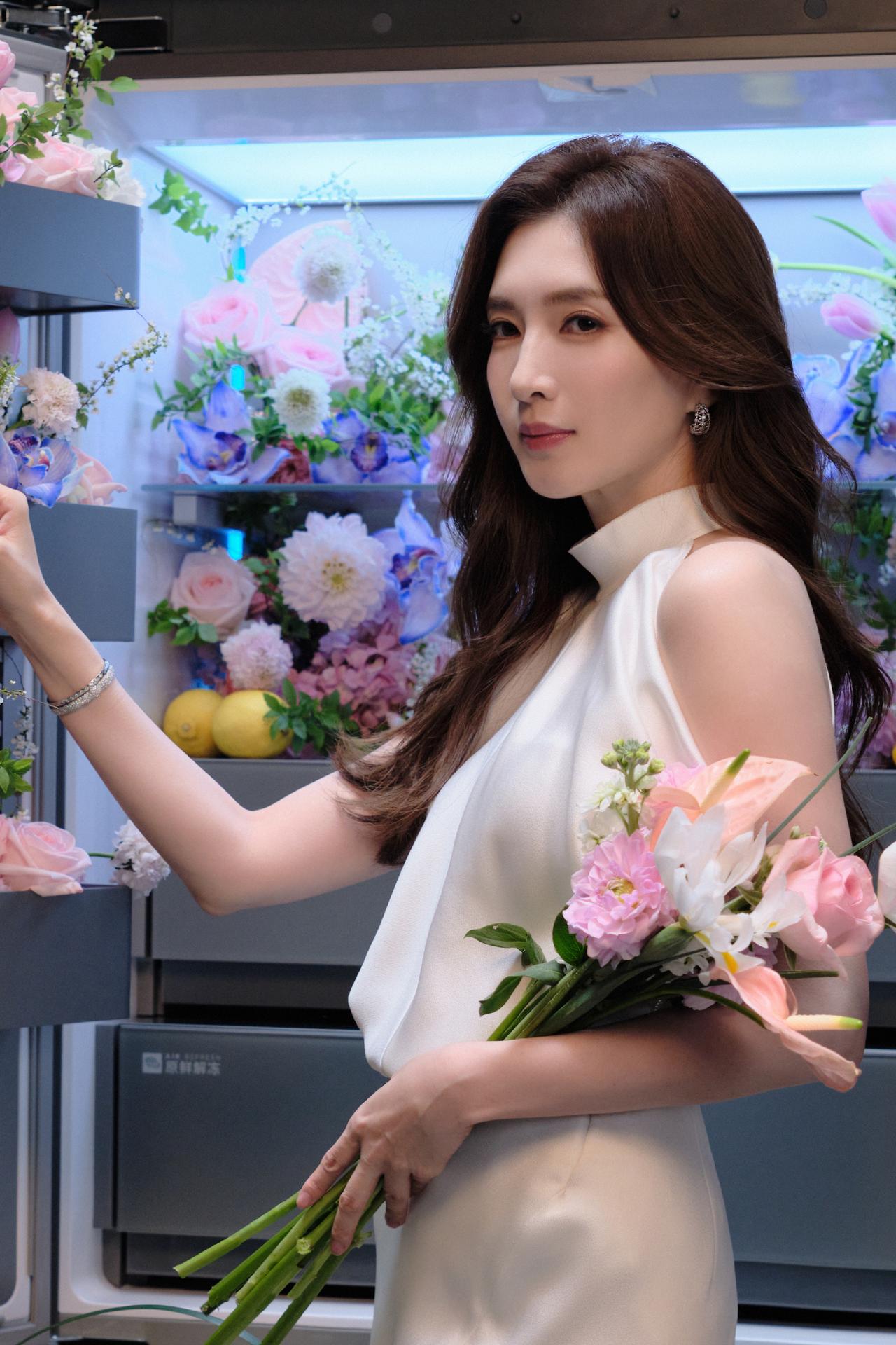 优雅知性大美女，恬静可爱[玫瑰]
江疏影