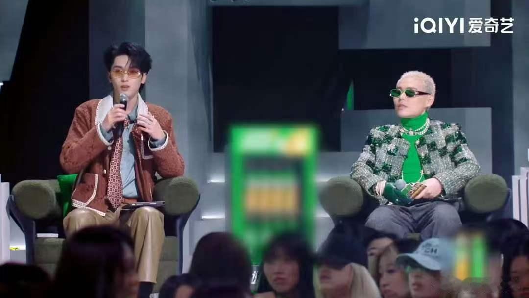 严浩翔被艾热震撼 说唱巅峰对决2026 艾热一直在不断突破自我，这次更是重塑说唱