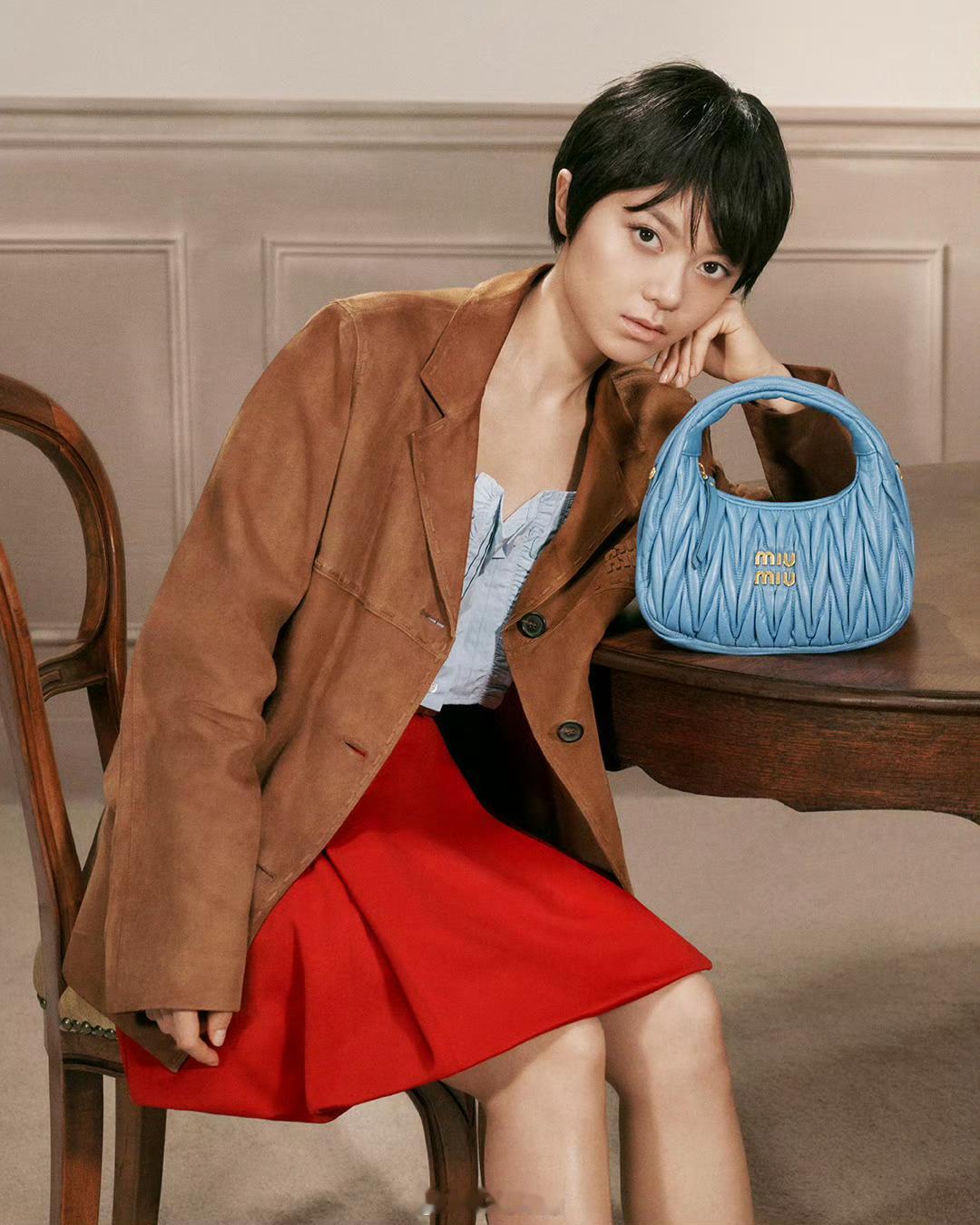 赵今麦超短发大片MIUMIU 的审美我真是欣赏不来，好好的赵今麦，这搭配和动作…