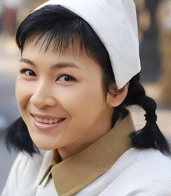 12年前，当年身家50亿的温州首富周旭辉，瞒着原配妻子，疯狂追求演李云龙老婆的童