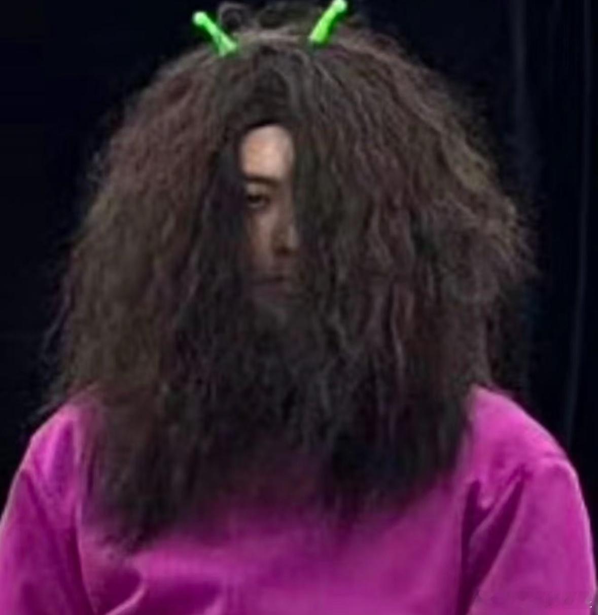 王鹤棣紫衣爆炸头造型王鹤棣不明显头像 谁来替王鹤棣发声 