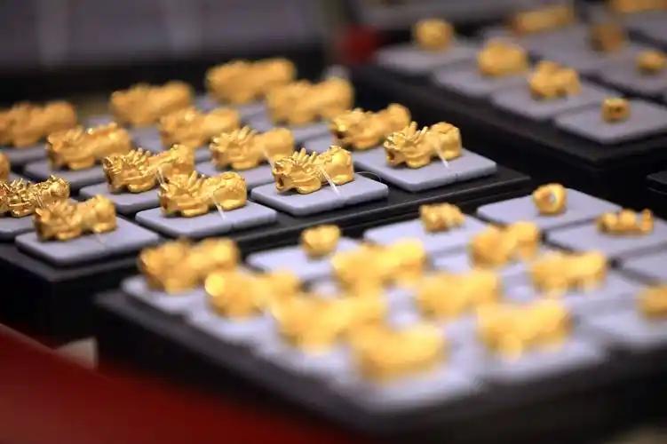 金价大涨，国内金饰克价飙升至1336元！投资者：一周回本近7万元，还好没割肉！买
