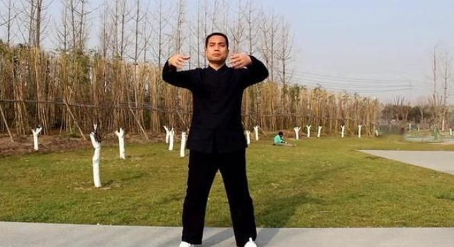 站桩和练拳最难的是收心。记得中学语文老师最常说的一句话，人有思想总要想，想的问题