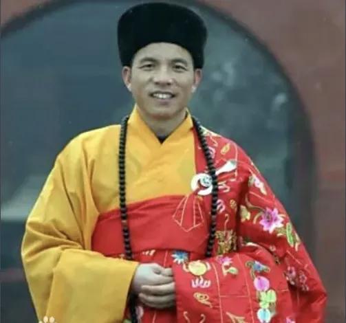 释印乐，男，汉族，1966年7月生于河南桐柏。1982年在桐柏山礼海勃法师剃度出
