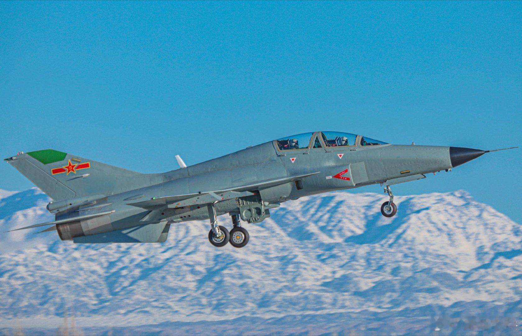 边关月[超话] 【强军早报 】军事早知道1、近日，东部战区海军某舰艇部队联合舰载