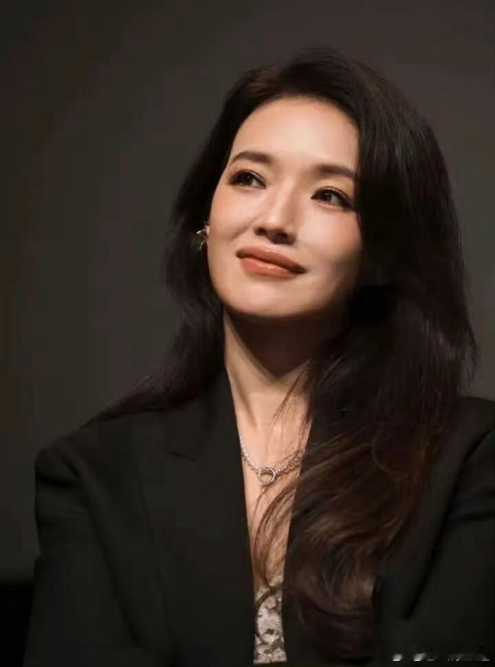 YU7代言人还是舒淇无需浓妆加持，舒淇素颜亦动人，五官辨识度拉满，原生态高级感无