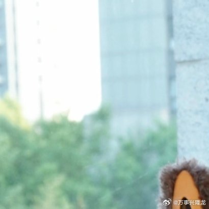生活就该像Labubu一样，永远保持乐观的姿态。瞧它那标志性的模样，尖尖的耳朵，