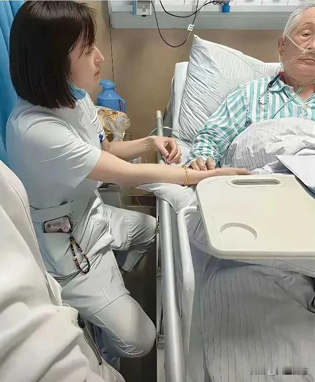 回春妙手彰显医术非凡，高尚医德温暖病患心房！

这位白发苍苍的老中医，自己都躺在