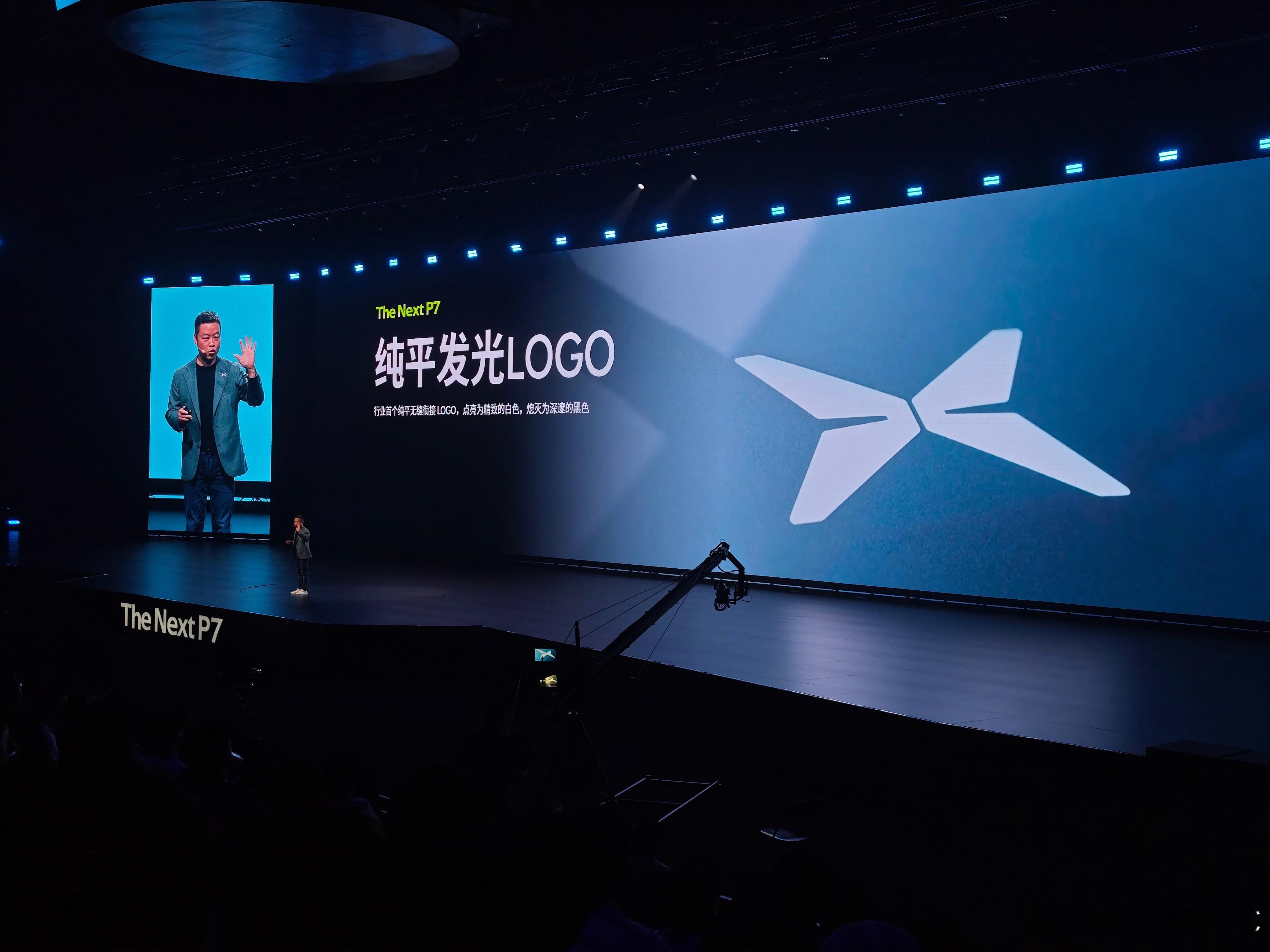 全新小鹏 P7 纯平发光 logo，熄灭黑色，发光白色。如果没看过实车，还挺难理