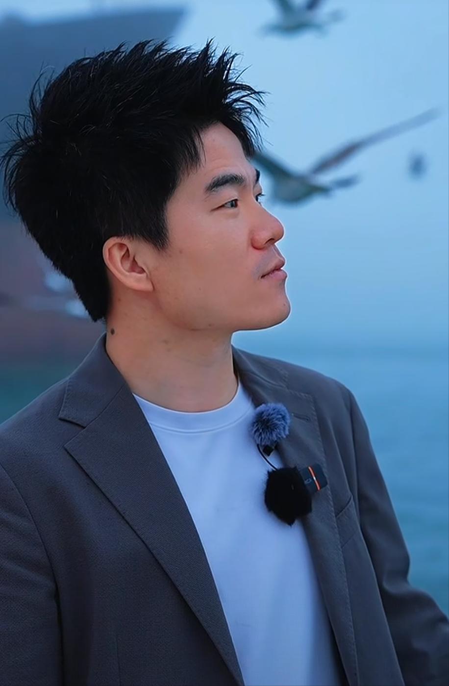 2022年6月9日，一批被董宇辉教过的学生集体涌入东方甄选的直播间，为这位昔日的