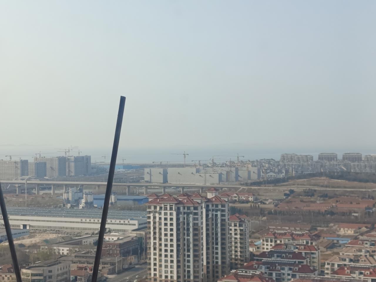 在烟台市牟平区滨医住院部23层，拍的北面的景色。如果天气好没有雾，也能看见远处的