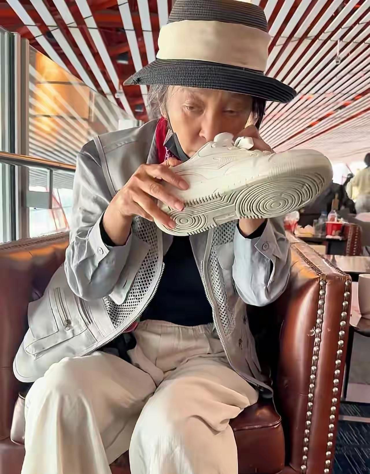 有人说李勤勤真是戏里戏外都一样，
就是那种心直口快，炸呼呼的性格，
在机场把鞋子