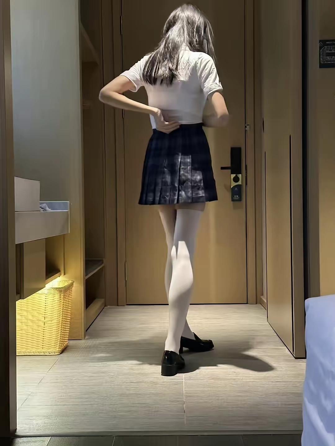 白色T恤+格子短裙，搭配黑色高跟鞋，简约又时尚！白衬衫裙穿搭 露肩黑裙穿搭 白色