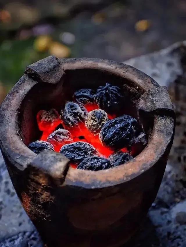 这火烫的时光，像冬日的暖阳。
围炉煮茶，享受生活过程。

这火烫的时光，如同冬日