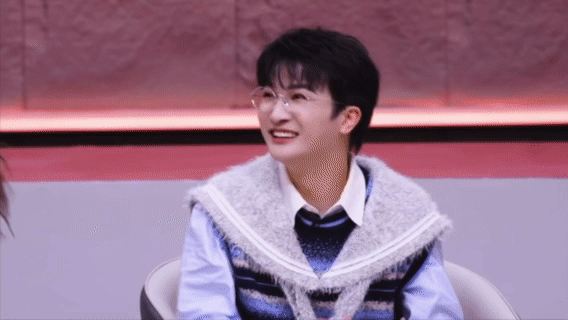 周深一个人完成了整段即兴小品！从美声野狗到分饰多角，把全场歌手都笑疯了，这能力内