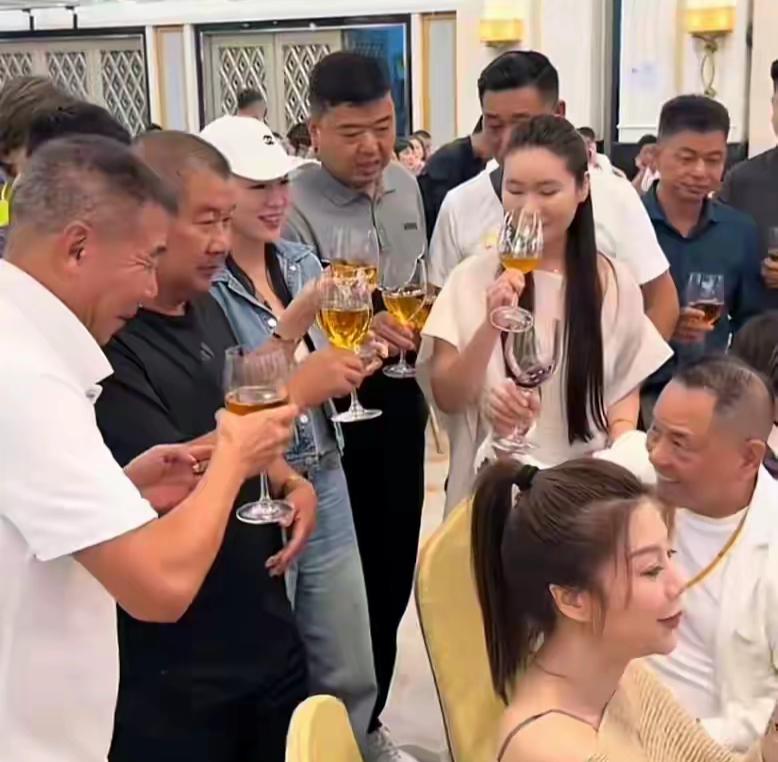 崩牙驹一笑成永恒！

生日宴成为亲朋好友再聚首的一个机会！

回首崩牙驹这一生对