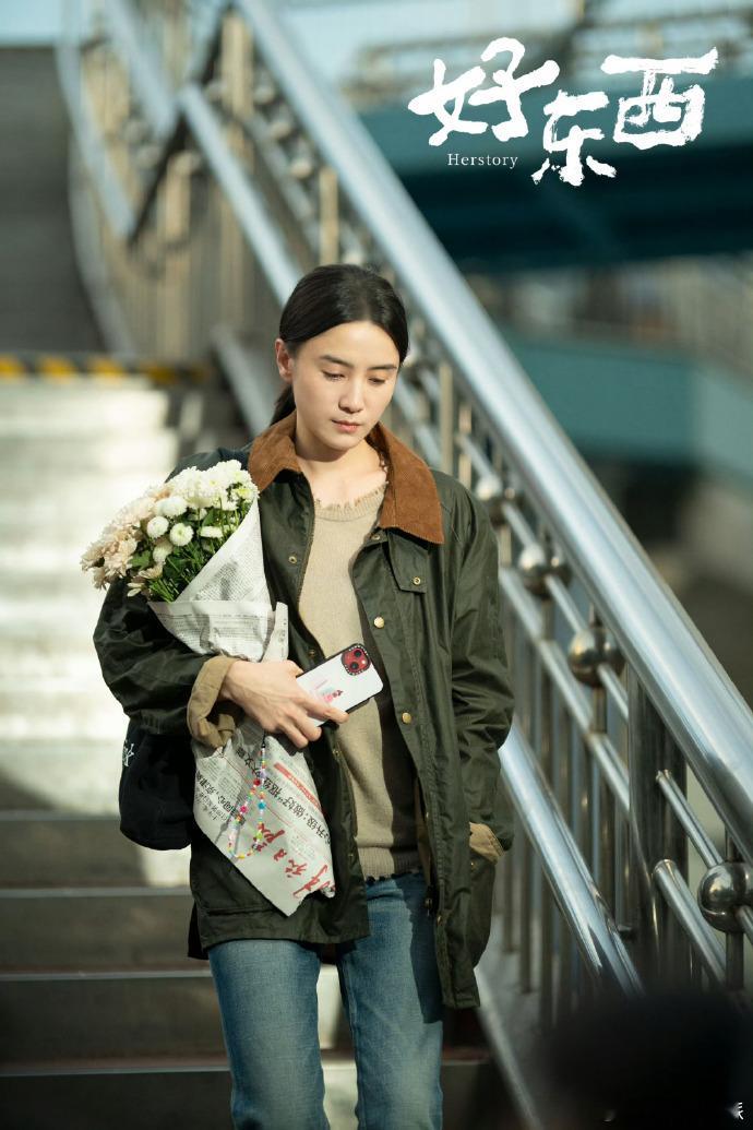 宋佳 自己的角色自己宠  从宋佳的铁梅定妆照可感受到，她对角色满满的都是爱呀，精