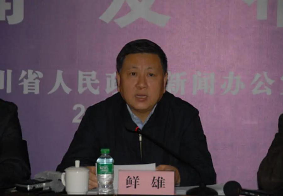 今天看到两则官员被查处的新闻，一则是71岁厅官鲜雄被查 退休已超10年，另一则是