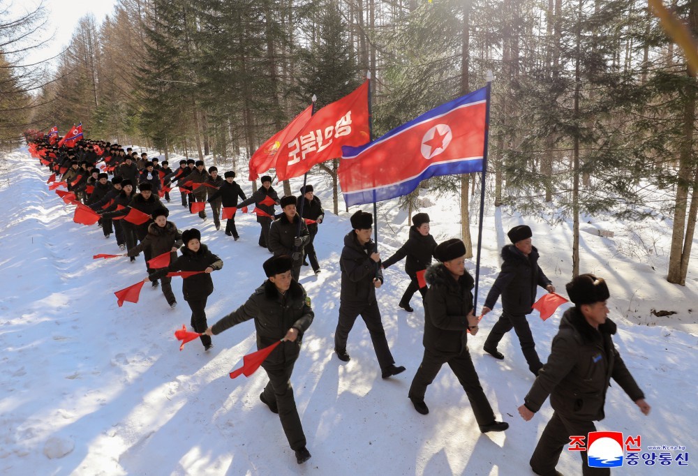 🔴【全国青年学生白头山地区革命战迹地参观学习行军队访问白头山密营故居-誓师大会