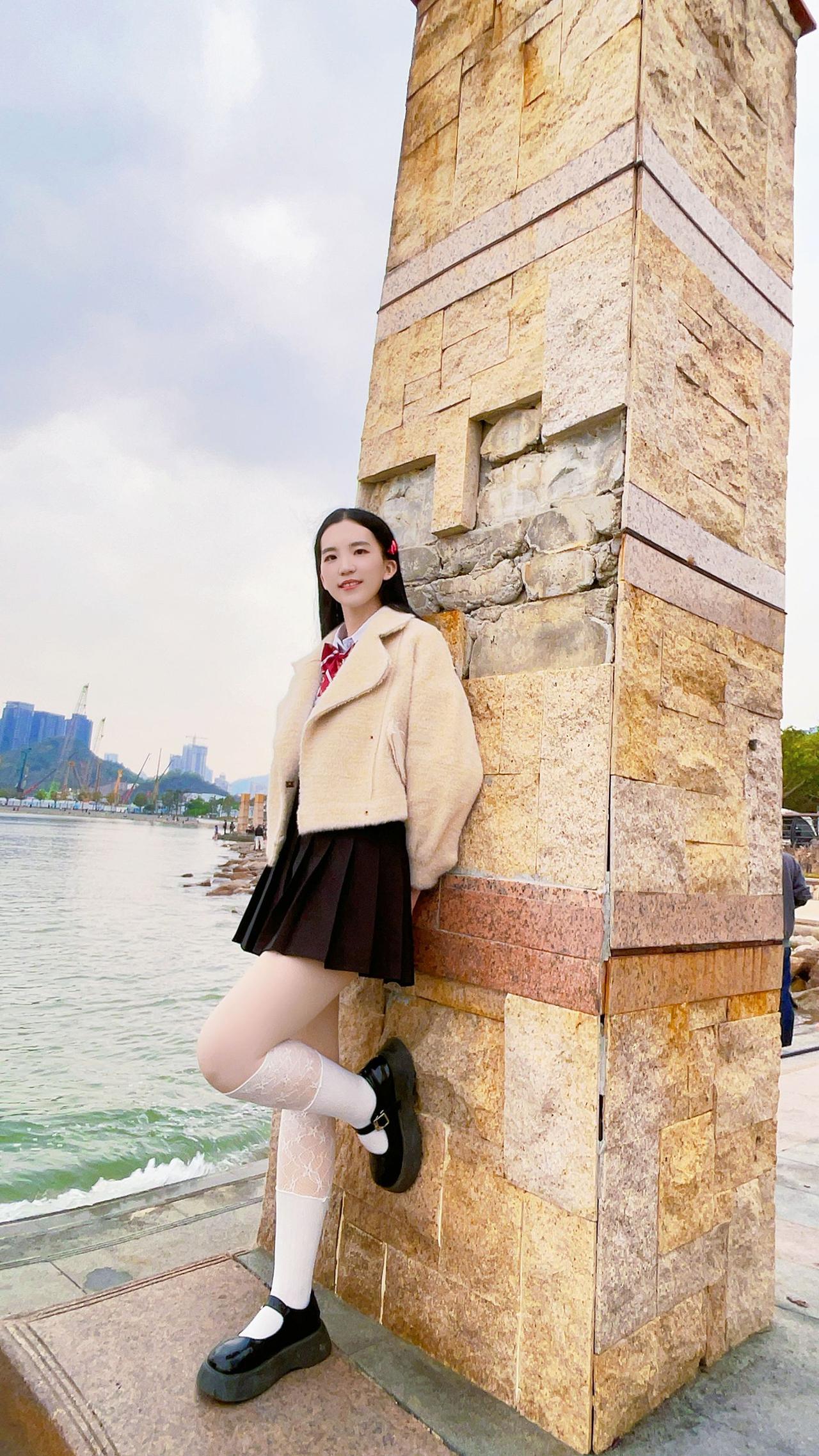 别让今天的懒，成为明天的难；叫醒你的不该是闹钟，而是梦想。美女 今日穿搭 小腿袜