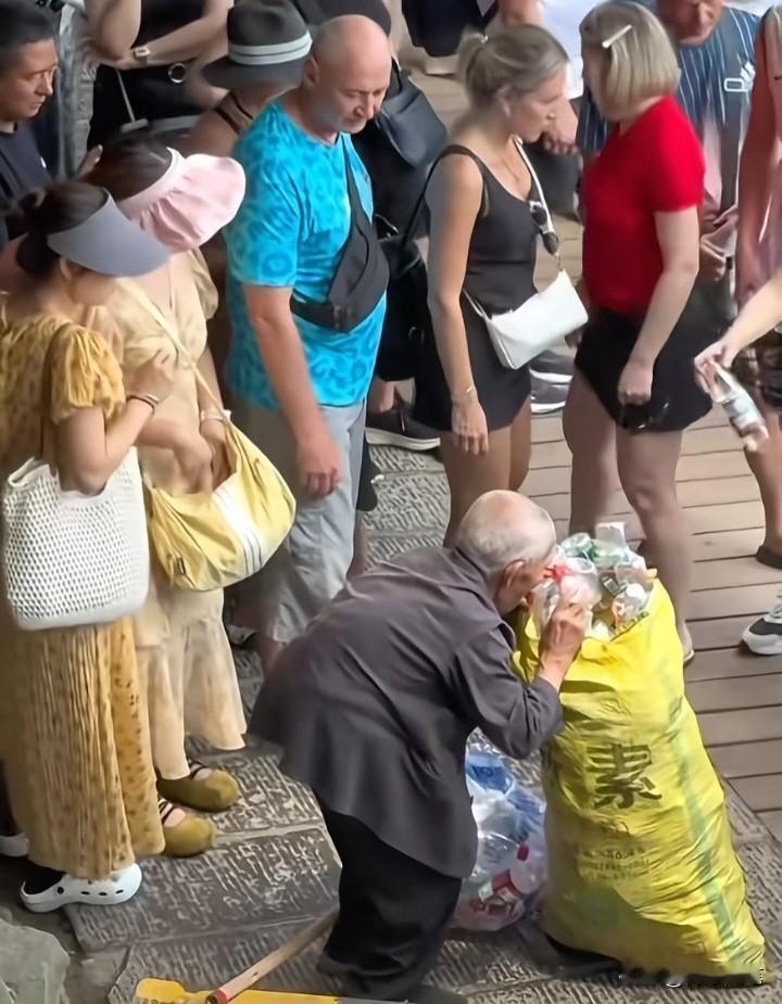 每个城市都有一种沉默的日常：你住处附近的垃圾桶，一天至少被翻拣四五次。躬身翻找的