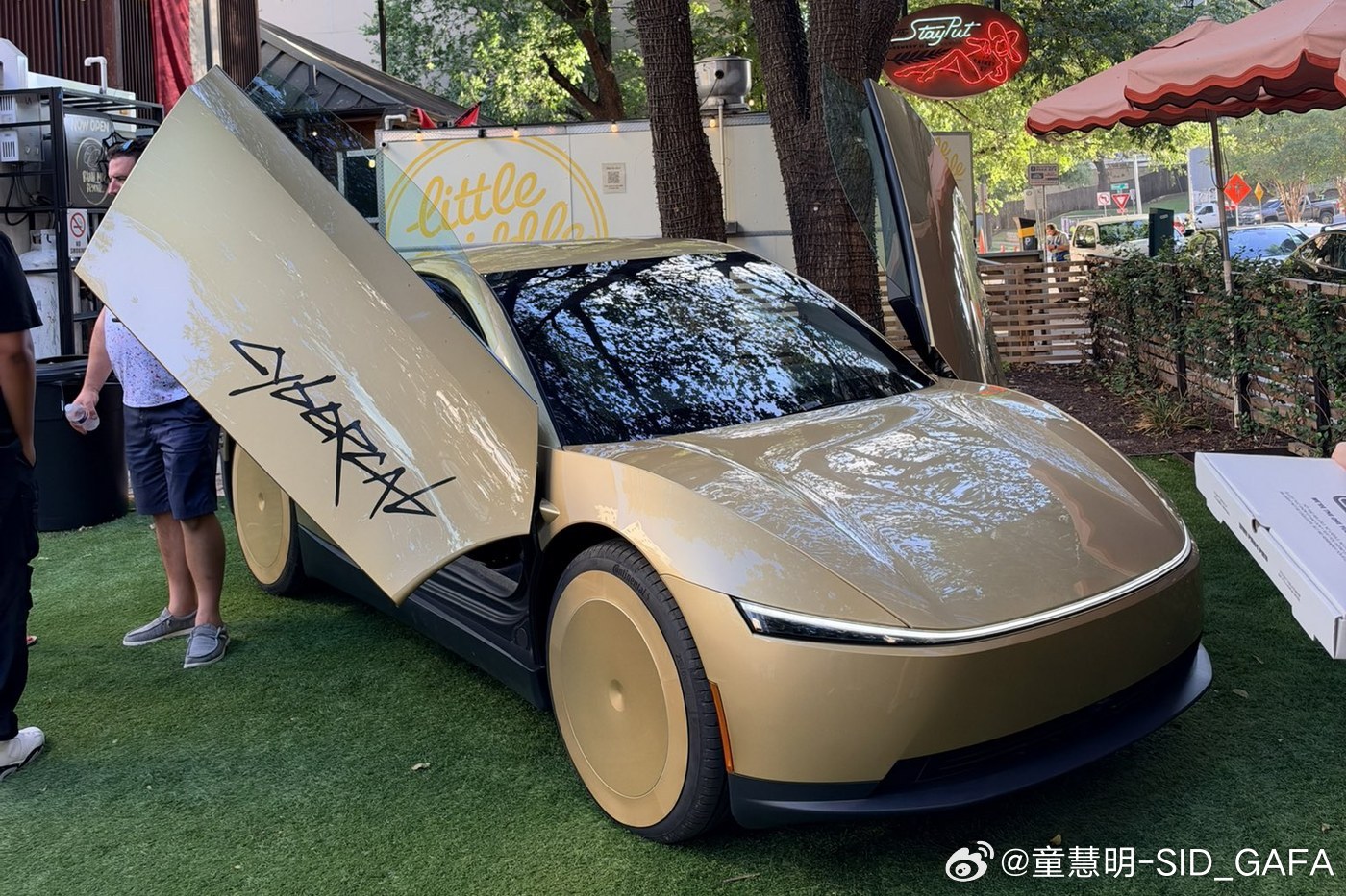 与可飞行的Roadster 相比，我更关注被马斯克称为“特斯拉转型十字路口”的C